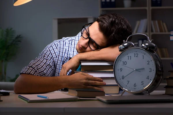 Étudiant se préparant pour les examens tard dans la nuit à la maison — Photo