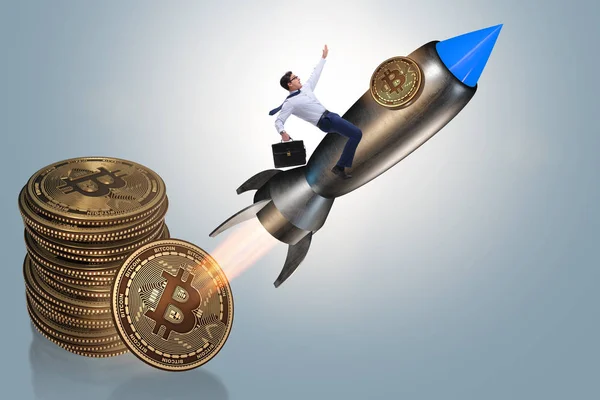 Biznesmen latający na rakiecie w bitcoin cena rośnie koncepcja — Zdjęcie stockowe