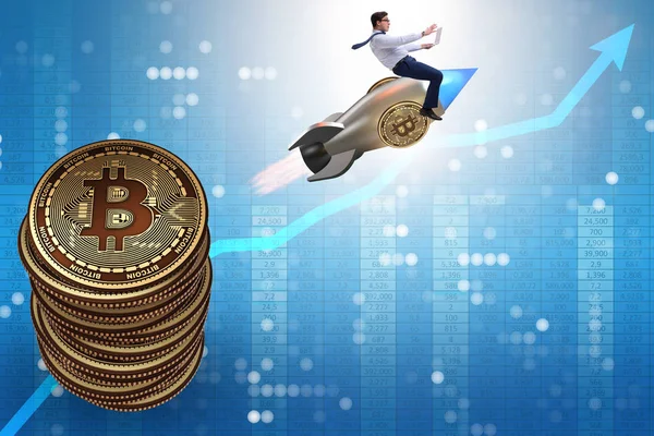 Empresário voando no foguete em bitcoin preço crescente conceito — Fotografia de Stock