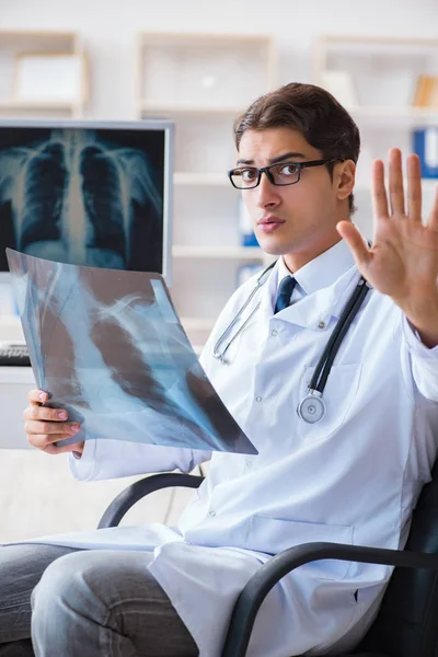 Lékař radiolog při pohledu na rentgenové snímky — Stock fotografie