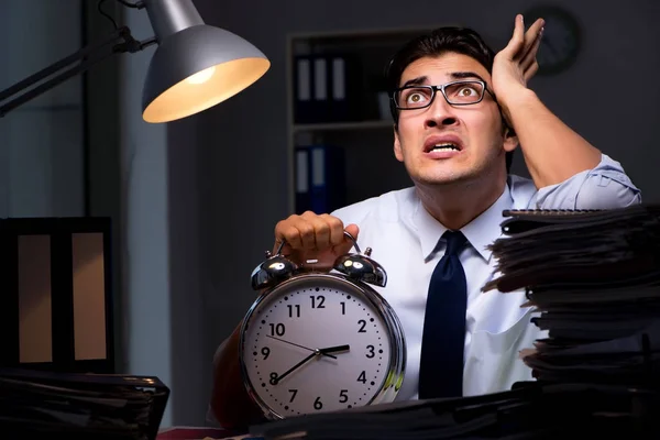 Молодий бізнесмен працює понаднормово пізно в офісі — стокове фото