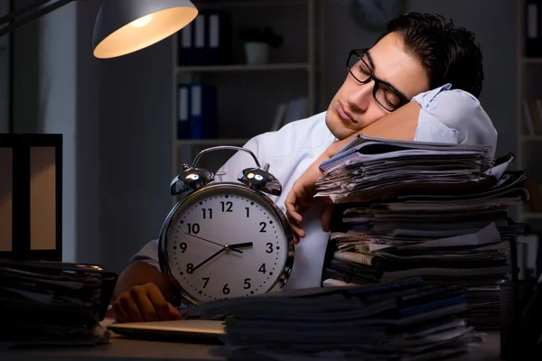 Joven hombre de negocios trabajando horas extras hasta tarde en el cargo — Foto de Stock