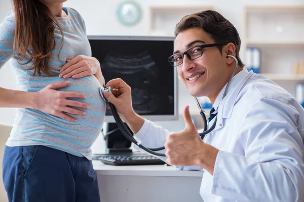 Беременная женщина посещает врача для регулярного осмотра — стоковое фото