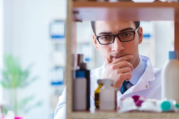 Medico in farmacia negozio al dettaglio in cerca di medicinali — Foto Stock