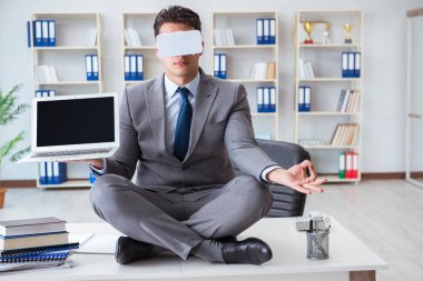Sanal gerçeklikteki iş adamı VR gözlükleri masanın üstünde meditasyon yapıyor.