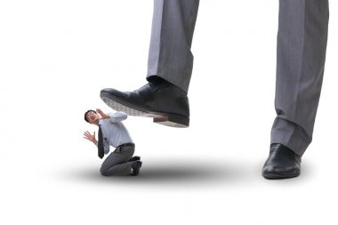 Kötü patron iş konseptinde çalışanın üzerine basıyor.