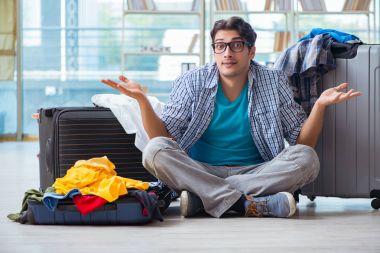 Genç adam tatil için hazırlanıyor.