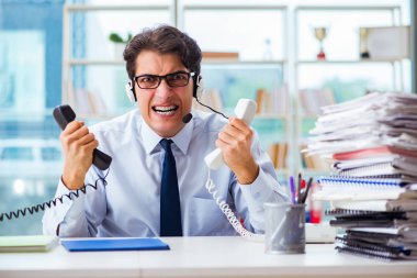 Mutsuz kızgın çağrı merkezi çalışanı iş yükünden hayal kırıklığına uğradı