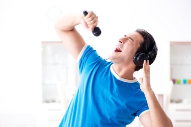 Genç adam evde karaoke şarkı