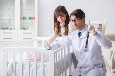 Doktor genç anneye açıklama yapıyor.