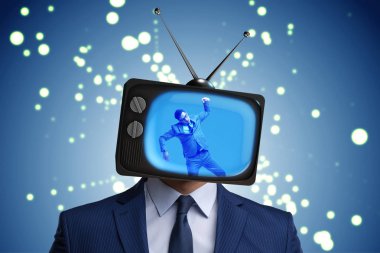 Televizyon bağımlısı bir adam.