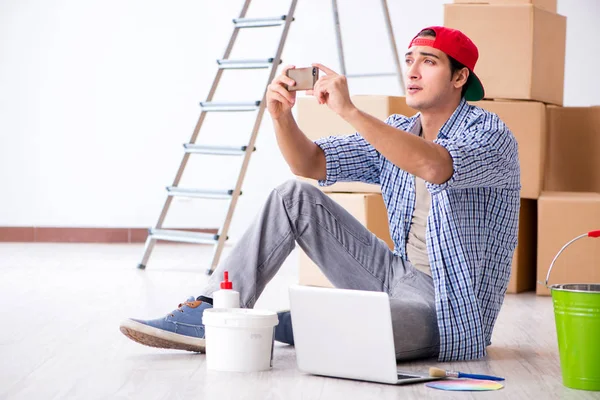 Joven contratista pintor eligiendo colores para la renovación del hogar — Foto de Stock