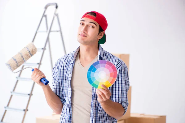 Joven contratista pintor eligiendo colores para la renovación del hogar —  Fotos de Stock
