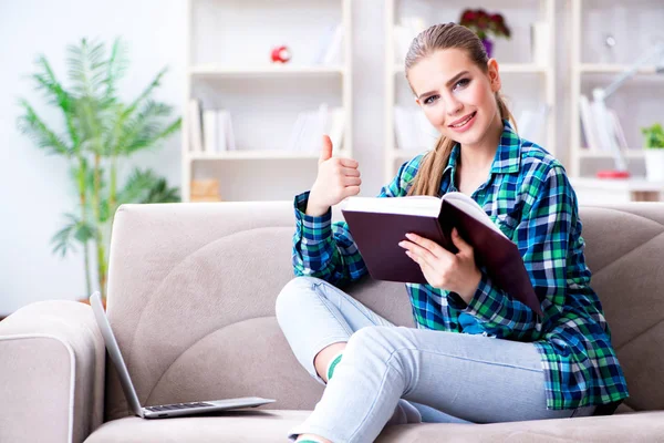 Vrouwelijke student lezen van het boek zitten op de Bank — Stockfoto