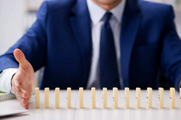 Fiatal üzletember játszik dominó az irodában — Stock Fotó
