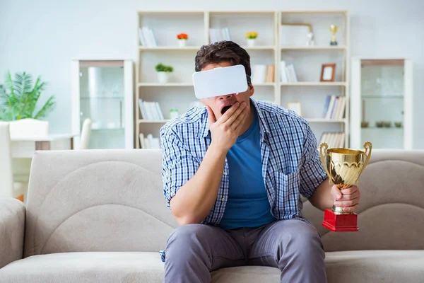 Hombre con gafas VR de realidad virtual recibiendo premio copa premio —  Fotos de Stock