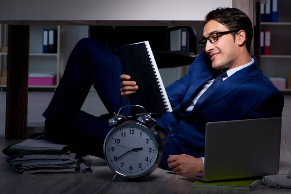 Empresario trabajando horas extras largas horas tarde en la oficina —  Fotos de Stock