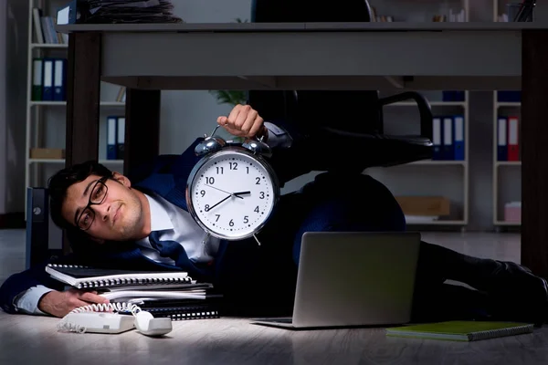 Üzletember túlórázik hosszú órákat késik az irodában — Stock Fotó
