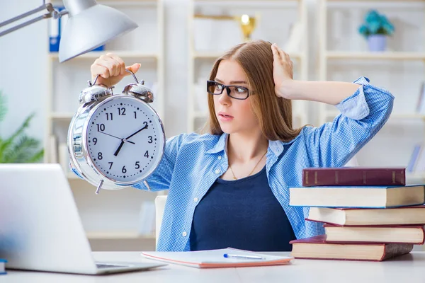 Jovem adolescente estudante se preparando para exames em casa — Fotografia de Stock