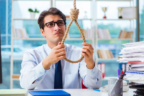 Nieszczęśliwy biznesmen myślący o powieszeniu się w biurze — Zdjęcie stockowe
