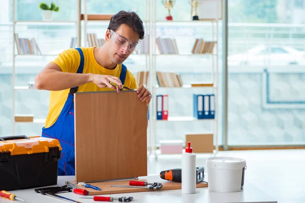 Falegname di mobili che lavora in officina — Foto Stock