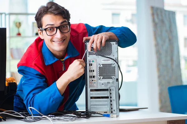Computer repairman working on repairing computer in IT workshop — Stock Photo, Image