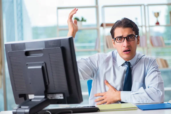 Geschäftsmann leidet unter übermäßigem Achselschwitzen — Stockfoto