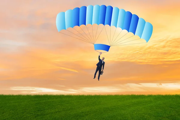 Jovem empresário caindo em paraquedas no conceito de negócio — Fotografia de Stock