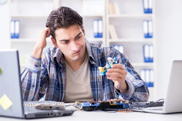 Professional repairman repairing computer in workshop — Stock Photo, Image