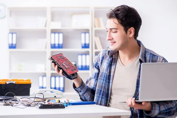 Professional repairman repairing computer in workshop — Stock Photo, Image