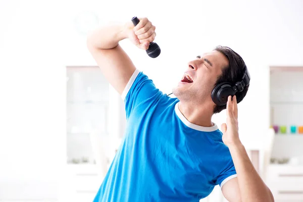 Joven cantando en casa karaoke — Foto de Stock