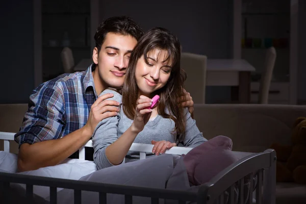 Padres jóvenes sin dormir con bebé recién nacido por la noche — Foto de Stock