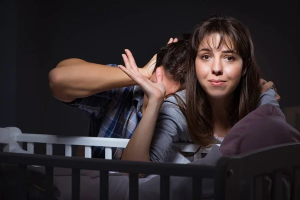 Jonge ouders slapeloos met pasgeboren baby 's nachts — Stockfoto