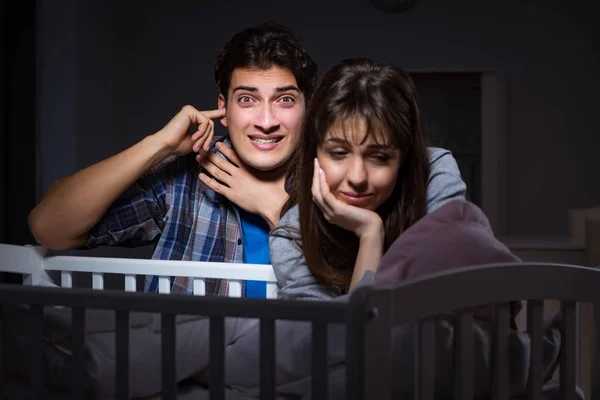 Padres jóvenes sin dormir con bebé recién nacido por la noche — Foto de Stock