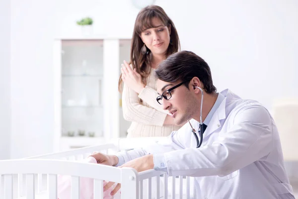 Arzt erklärt junge Mutter — Stockfoto