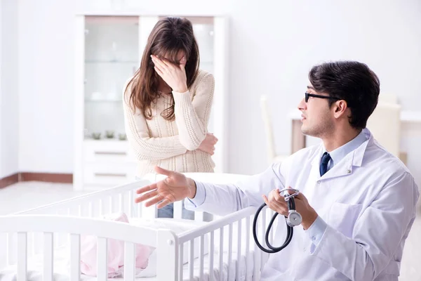 Dokter legt uit aan jonge moeder — Stockfoto