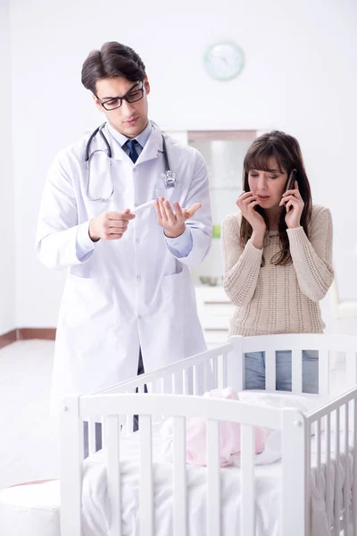 Médico explicando a madre joven —  Fotos de Stock