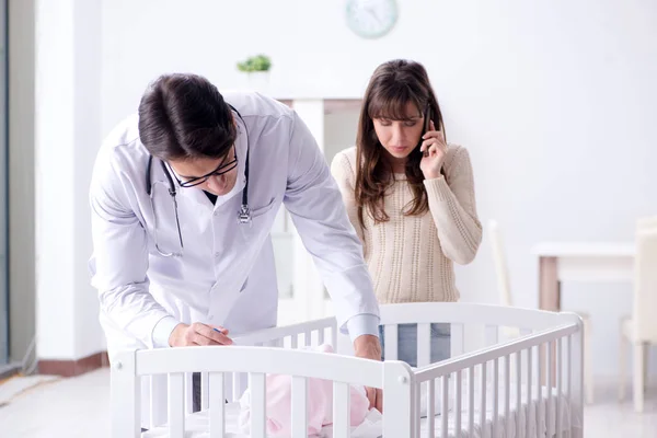 Doctor explaining to young mother — Stock Photo, Image
