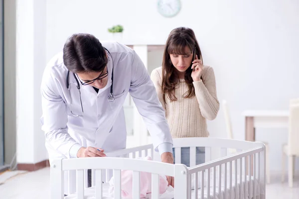 Médico explicando a madre joven — Foto de Stock