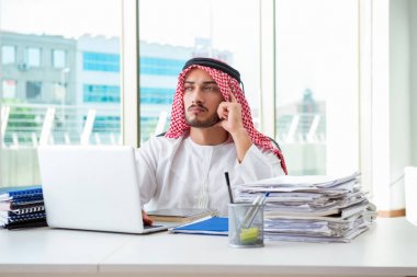 Ofiste çalışan Arap işadamı.