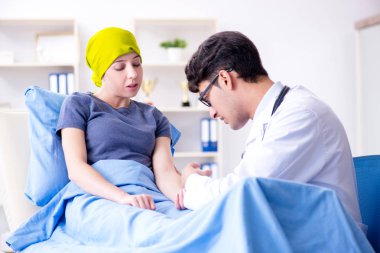 Clini 'de tıbbi konsültasyon için doktoru ziyaret eden kanser hastası.