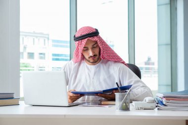 Ofiste çalışan Arap işadamı.