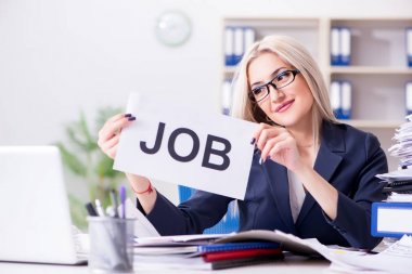 Masasında mesajı olan bir iş kadını.