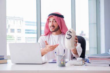 Ofiste çalışan Arap işadamı.