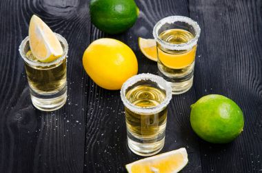 Limonlu ve tuzlu bardakta servis edilen tekila içeceği.