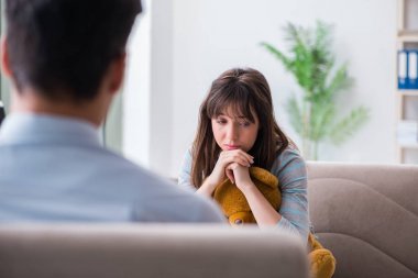 Hasta muayene için psikiyatriste gidiyor.