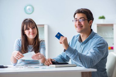 Aile mali belgelerine bakan genç bir çift.