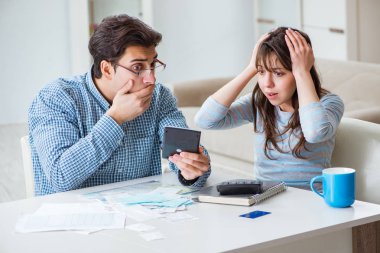 Aile mali belgelerine bakan genç bir çift.