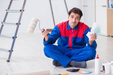 Boyama işi için renkleri eşleştirmeye çalışan genç ressam