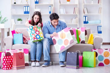 Alışveriş yaptıktan sonra genç çift.